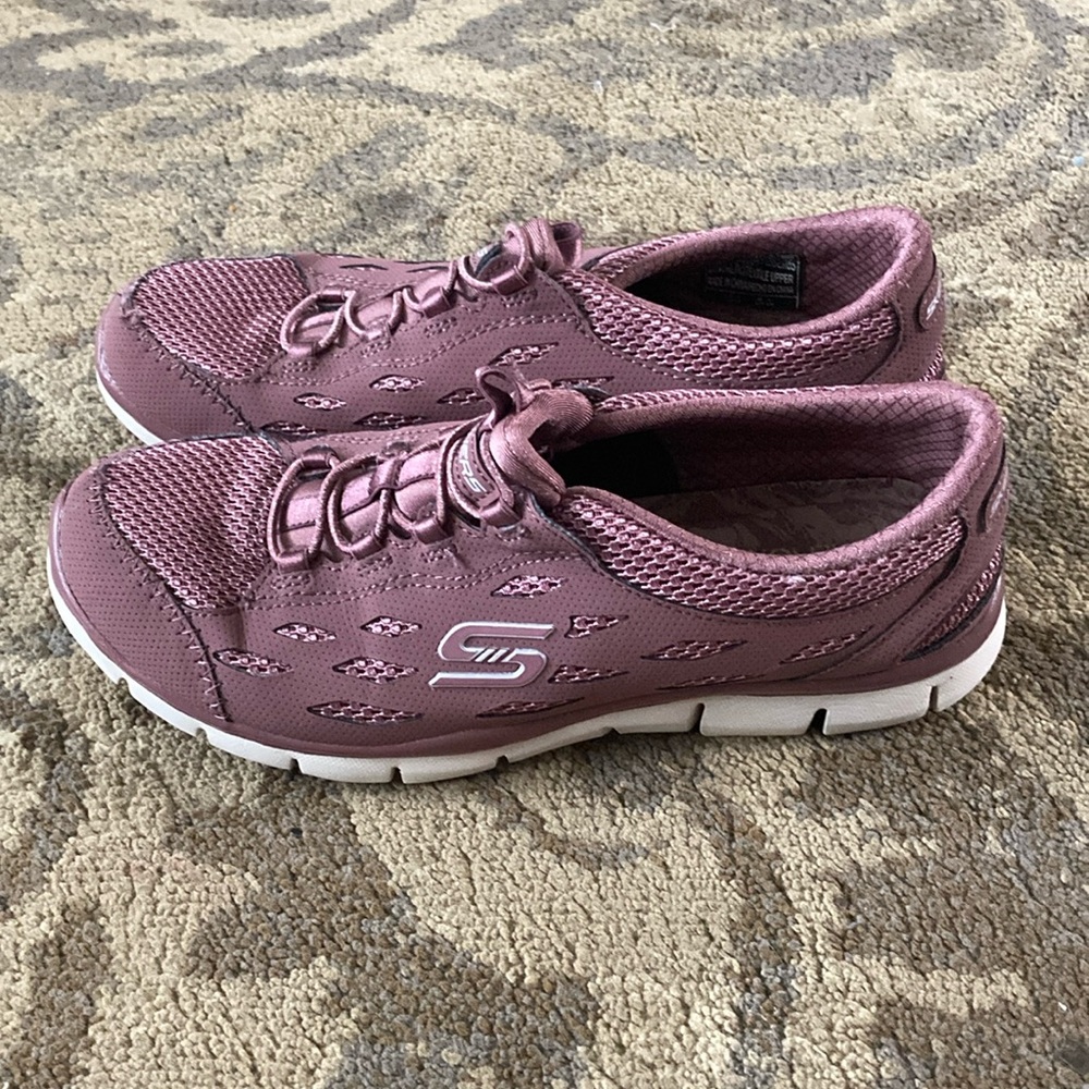 Womans skechers size 7.5 rose colored